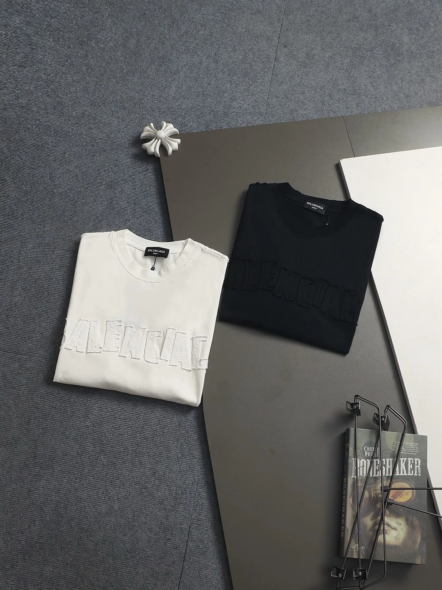 🥝Premium 🥝 𝗕𝗮𝗹𝗲𝗻𝗰𝗶𝗮𝗴/ # 26FW 。 . ZP 320g ， ， 。 。Classic LOGO . n ， 。 ， . Retro. ， OS . Same Style : Black White Size：S M L XL